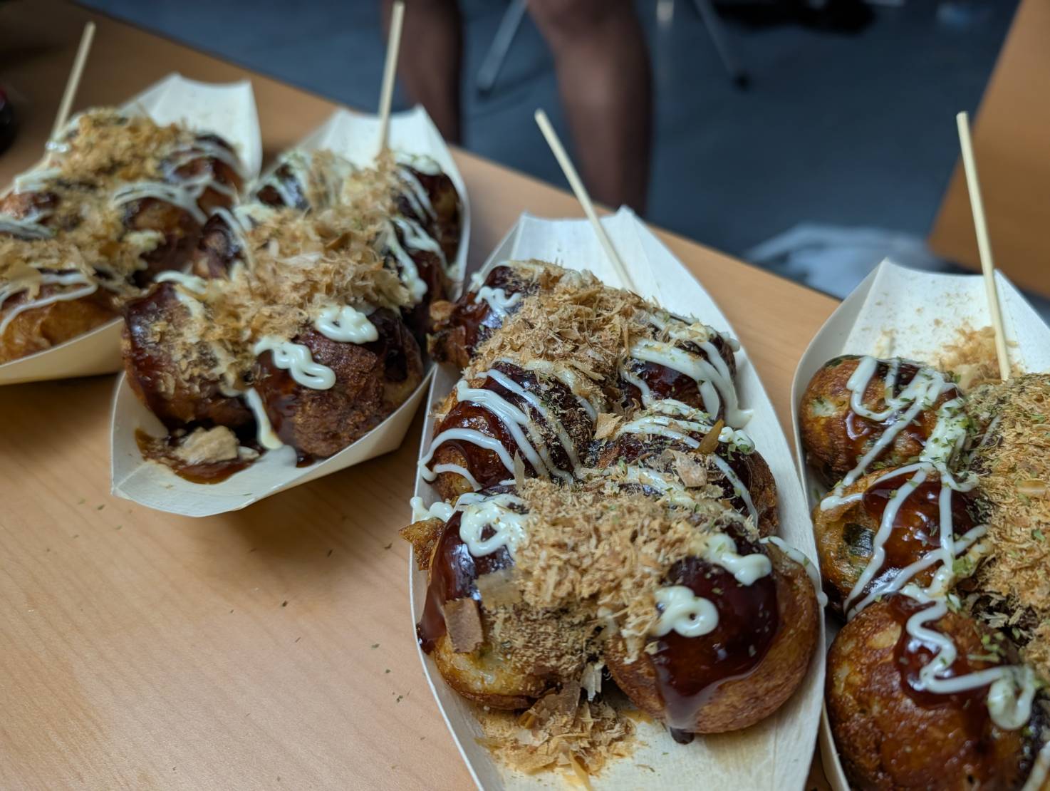 かつお節とマヨネーズをかけた、焼きたてのたこ焼き