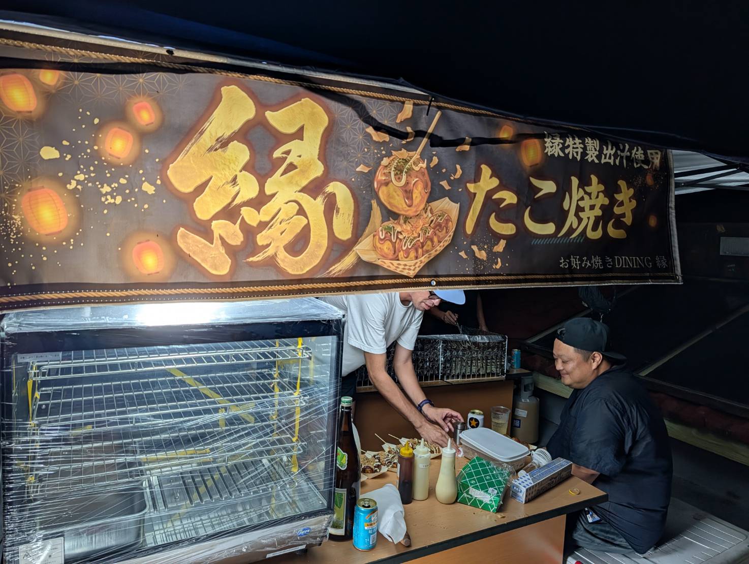 ご神山祭りに出店した縁のたこ焼き屋台。「縁特製出汁使用 たこ焼き」の看板